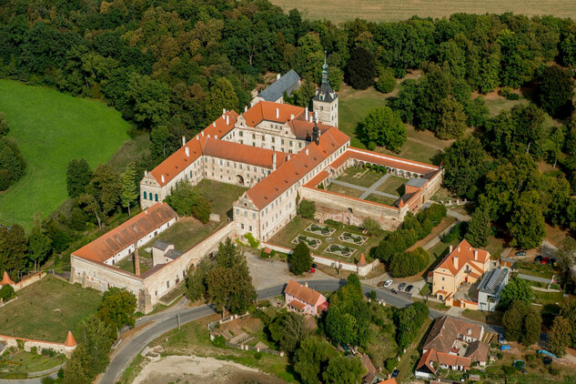 Zámek Uherčice – letecký pohled